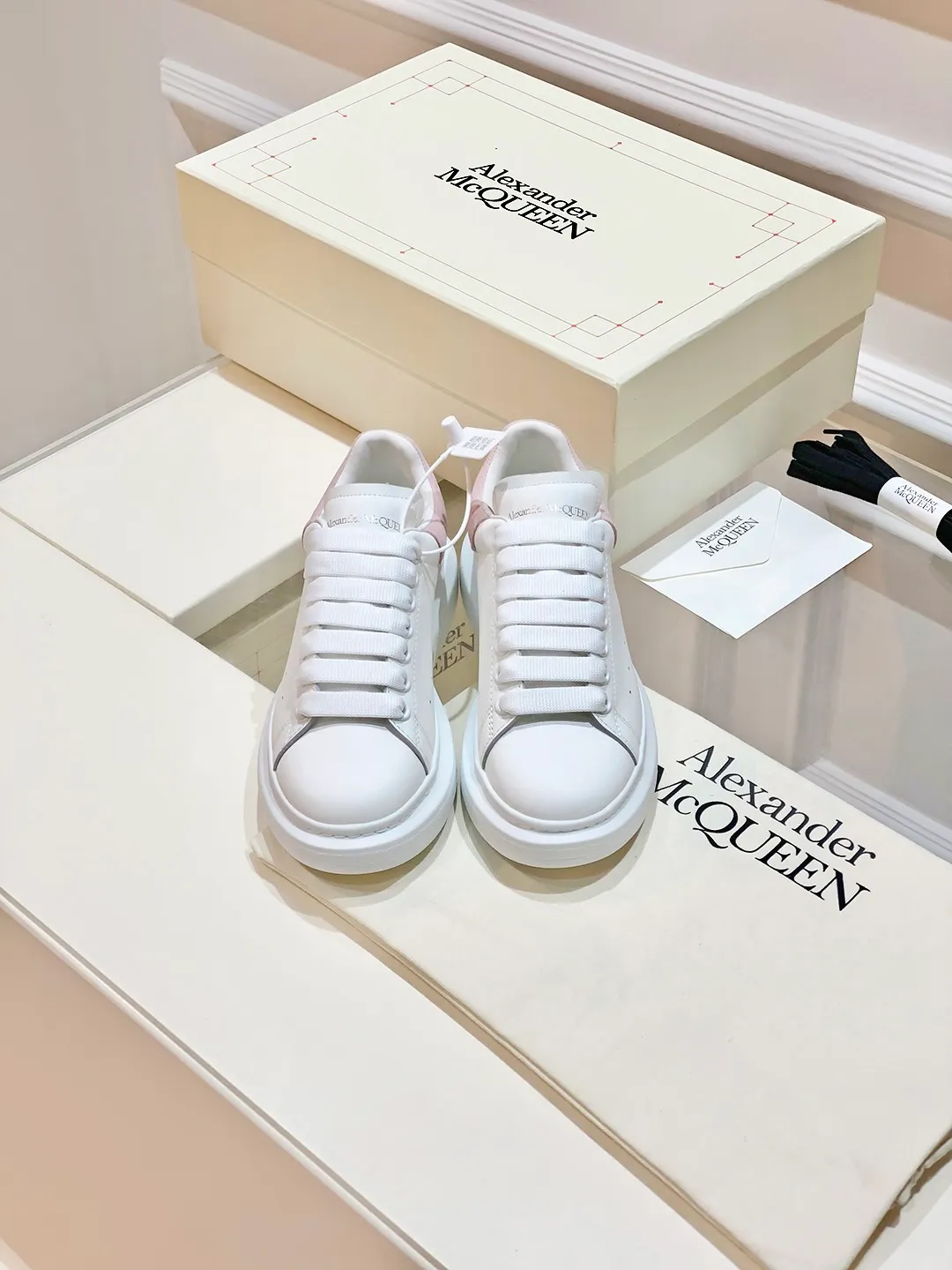 👟👟Ex-factory price 560👟👟 𝐀𝐥𝐞𝐱𝐚𝐧𝐝𝐞𝐫 𝐌𝐜𝐐𝐮𝐞𝐞𝐧A must-have for going out ~ full of confidence. McQueen white shoes are versatile and can instantly elongate your proportions. The long legs that fill the screen make you confident, sweet and cool, and can be controlled by both male and female gods, making you look better as you wear them. ⭐Shoe upper material: first-layer cowhide ⭐Shoe lining material: sheepskin ⭐Available sizes: 35-40, male 39-45 (female 40, male 45 customized)